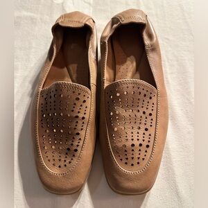 Clark’s Slip On Flats W/Contour Cushion Insole & Decorative Cut Out Front Sz 8
